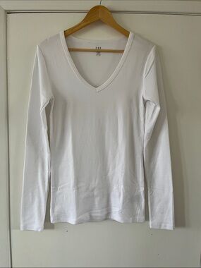 GAP White Women's Long Sleeve V-Neck Tee